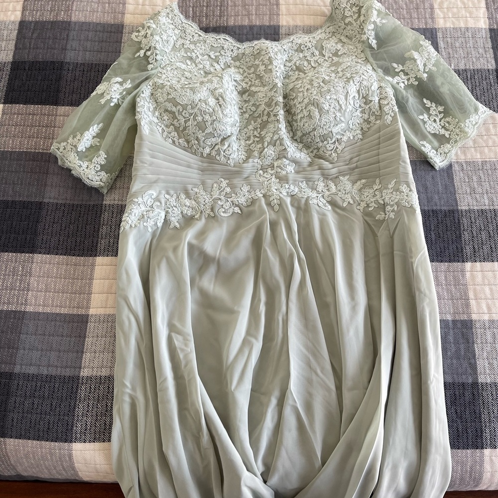 JJ’s House  scoop neck knee length chiffon ruffle appliqué lace dress.